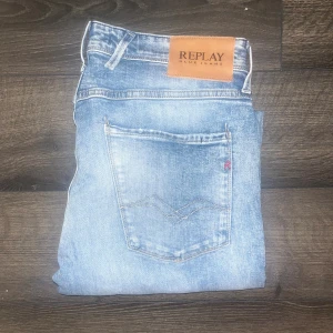 Replay Anbass Jeans - Snygga ljusblå jeans från Replay med klassisk femficksdesign och läderpatch bak. Jeansen har slim passform. Modell Anbass. Midja 40cm, längd 110cm. JAG SKICKAR EJ FLER BILDER NÄR JAG BÄR JEANSEN! för storleksguide hänvisar jag till måtten och för bättre inblick i passformen rekommenderar jag att googla på modellnamnet :)s3