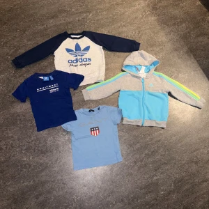 Barnkläder storlek 92 - Super fina tröjor för en pojke i storlek 92, samtliga har mindre skavanker och jag anser dessa som förskoleskick. Alla har använts på förskolan så har och kan vara namnade. Alla är hela och hål fria, fullt fungerande och redo för nästa pojke med spring i benen!