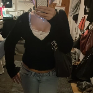 Svart fluffig omlottkofta  - Säljer en svart fluffig omlottkofta i storlek xs-s. Koftan är väldigt varm och skön 🙌🏽🙌🏽