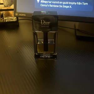 Dior Homme Intense  30ml kvar av 50ml  - Dior Homme Intense , 30ml. En ikonisk parfym från Dior, tillverkad i Frankrike. Snygg och stilren flaska som passar perfekt för dig som vill sticka ut med klass.