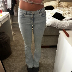 Low flare jeans Bikbok  - Säljer nu mina ljusblå low flare jeans från bikbok i storlek S och längd 33. Dem är i jättefint skick då dem knappt kommit till användning därav säljer jag dem nu.
