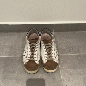 Golden goose - 42 - Säljer dessa riktigt feta golden goose skor i storlek 42. Finns lite defekter här o där (se bild 4 o 5), men inget som påverkar användningen. Pga skicket kör vi 400 kr - först till kvarn. Självklart äkta.