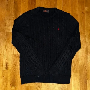 Morris kabelstickat - En otroligt fet kabelstickad Morris tröja som är väldigt sparsamt använd. Skick 8/10. En extremt snygg tröja som är perfekt nu till vintern så passa på med det bra priset!