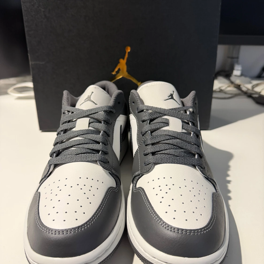 Nike Jordan 1 Low vit och grå- EUR 43- Helt Nya - 1