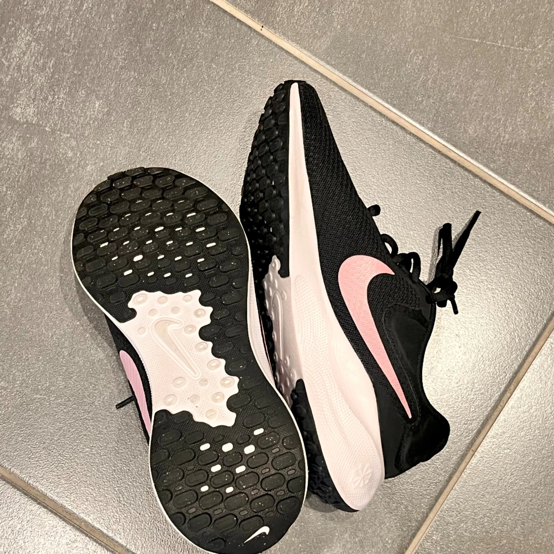 Svarta Nike sneakers  - 1