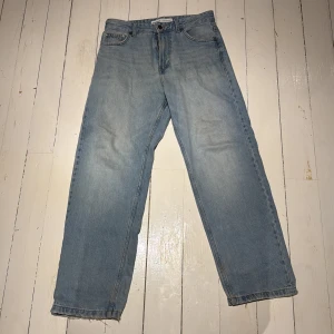 Ljusblå raka jeans från Bershka - Ljusblå jeans från Bershka med rak passform och klassisk femficksdesign. Jeansen har råa kanter nertill för en avslappnad vibe och är tillverkade i bomullsdenim. Perfekta för dig som gillar en enkel och stilren look. INGET FAST PRIS