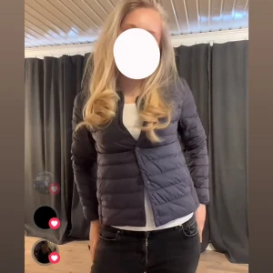 Jacka från uniqlo - Hittar inte färgen jag har på hemsidan då jag köpte den för ca 1 år sedan men i bra skick å väldigt skön