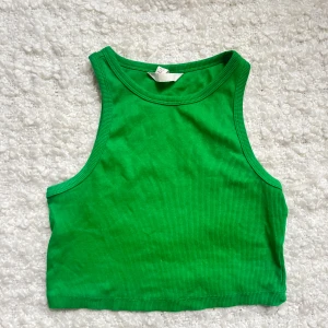 Grön croptop - Grönt ribbat linne/croptop i härlig färg! 