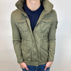 Field jacka - Hej, säljer nu denna väldigt snygga och eftertraktade Field jackan som är perfekt nu till hösten/ vintern! Storlek S  Bra skick  Fraktas spårbart vis Instabox, PostNord eller bring!  Vid minsta lilla fundering så är det bara att höra av sig! 