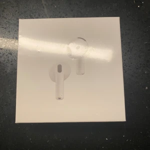 AirPods 4 - Hej! Säljer helt nya och oöppnade AirPods 4 (senaste modellen). Fick dem i present men använder redan AirPods Pro 2. Kvitto finns.  Pris: 2299 kr (originalpris hos Apple), kan diskuteras vid snabb affär. Behöver säljas snart då jag flyttar för studier till Göteborg.  Hör gärna av dig vid frågor!