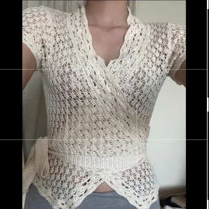 Omlottopp från noa Noa - Använd få gånger och inga defekter! Cremevit färg. 97% bomull.