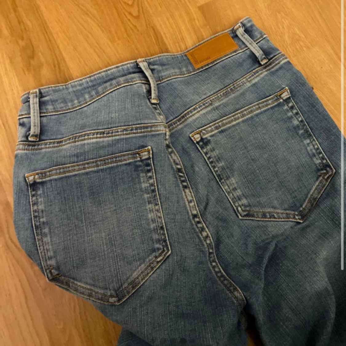 Peachy Flare jeans från Never Denim - 3