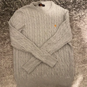 Grå stickad tröja Morris  - Tjena😁 Säljer en Grå morris sweatshirt som har använts ibland men inte längre. Finns några fläckar men går att tvättas bort. Säljer billigt. skön material i storlek L men riktig liten i storlek så passar dig med Storlek S-M. Fraktar snabbt