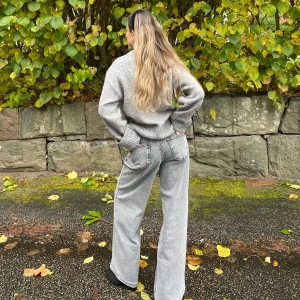 Grå vida jeans  - Det är jag på bilden🩶jag är 162 lång, superfina jeans och väldigt sköna, inga defekter! Köpta för 500 kr på Nakd 