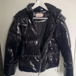 Svart glansig pufferjacka från Nelly - Säljer en svart, glansig pufferjacka från Nelly STL XS. Den är använd ett fåtal gånger så den är som ny. Säljes för 450kr+frakt. Kan tänka mig att pruta lite på priset.