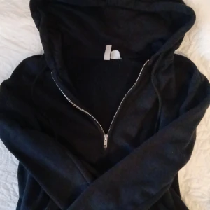 Svart Zip Up - Svart zip up hoodie❤️ Sparsamt använd med inga defekter❤️ Lite nopprig men går att få bort❤️
