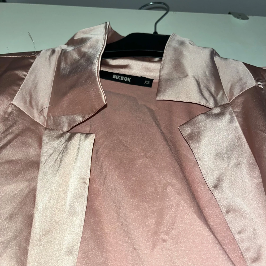 Champagnefärgad omlottblus från Bik Bok - 2