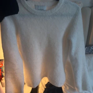 Stickad tröja  - Vit jättemysig tröja från Hm, nästan helt ny! Strl Xs💕Perfekt för höst och vintern!! 