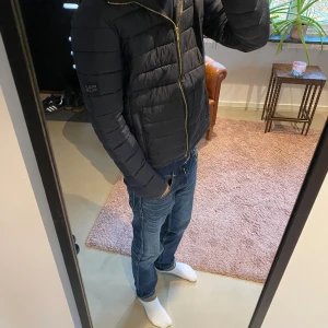 Tunn dunjacka från polo club - Säljer en höst/vinterjacka från polo club för 299kr