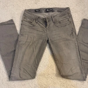 LTB JEANS - Low waist LTB jeans, super sköna och fina på! Stl 26/32. Defekter som finns är på bilderna annars är jeansen bra 💕