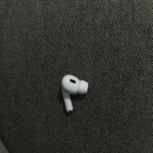 AirPods Pro (vänster hörlur) - Nypris - 1199 kr                                                    Säljer en vänster AirPods Pro-hörlur. Hörluren är i gott skick och aldrig använd. Perfekt som ersättning om du tappat bort din vänstra hörlur. Aktiv brusreducering och bekväm passform. ENDAST FÖR AIRPODS PRO MED USB-C LADD UTTAG!