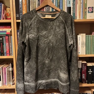 Nudie Jeans Sample Sweatshirt M - Sällsynt sample från Nudie Jeans, en sweatshirt med design som ska efterlikna en blyertspenna som ritat över hela tröjan. Köpt på Nudies sample sale ett tag sedan. Strl M passar S/M. Längd: 68 cm Bredd: 50 cm hör av er pris förhandlingsbart!