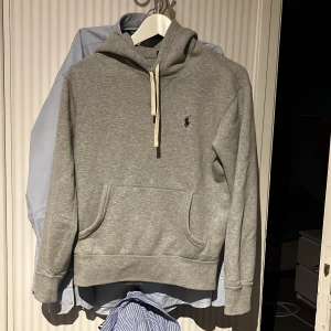 Grå hoodie från Polo Ralph Lauren XS - Snygg grå hoodie från Polo Ralph Lauren i storlek XS. Minimalt använd och i jättefint skick. 