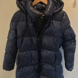 Ralphlauren vinterjacka - Säljer denna marinblåa ralph lauren jacka i stl XL RALPH LAUREN JUNIOR, vilket motsvarar stl 170/XS/S. Nypris 3595 och sparsamt använd 1 säsong.❣️ Inga defekter alls, sitter väldigt bra och värmer super.  Kan skickas inom 24 timmar.