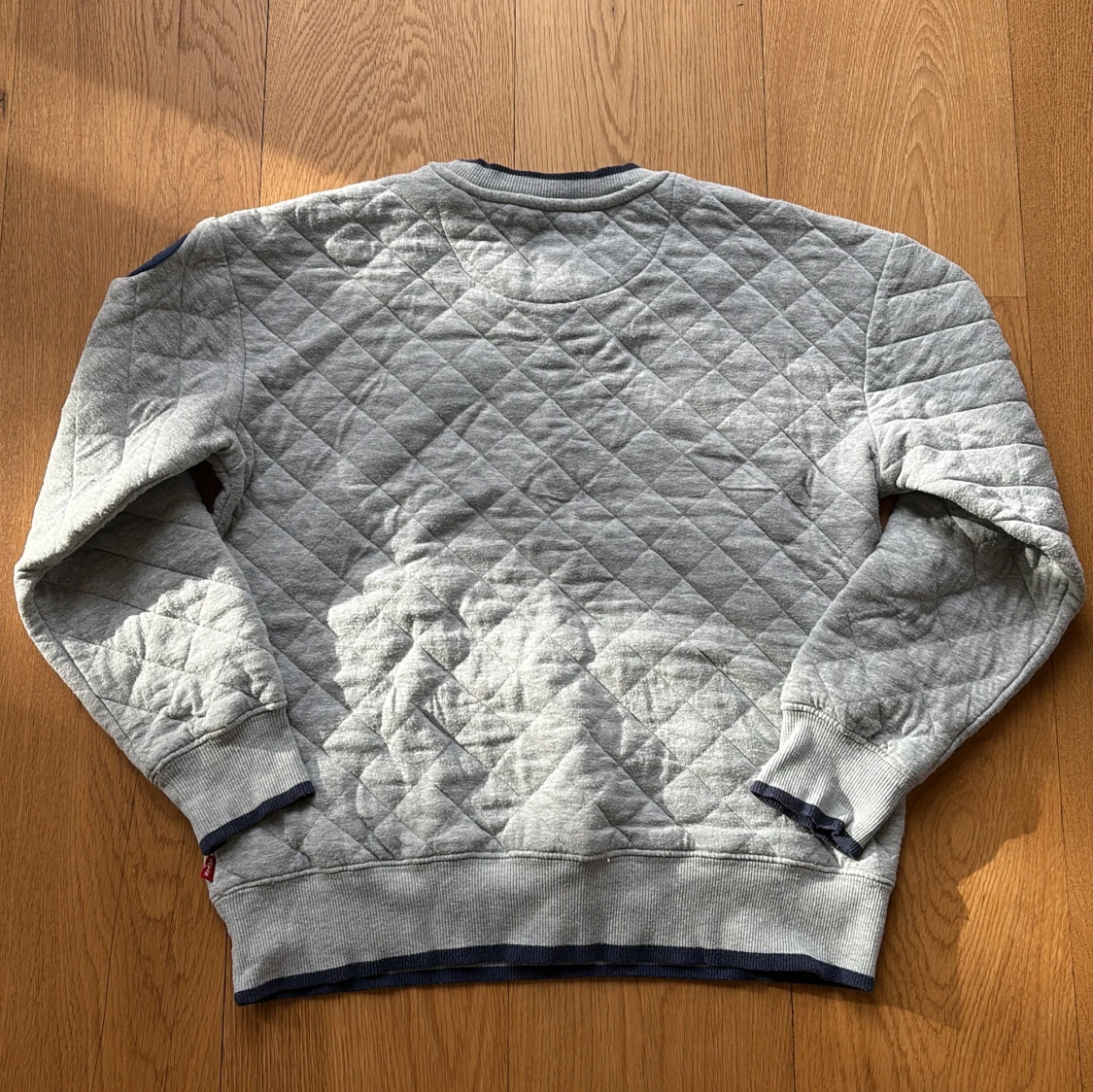 Grå quiltad sweatshirt från Levi's - 1