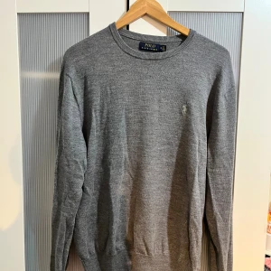 Polo Ralph Lauren merinoull rund hals finstickad tröja - En jätte fin stickad tröja i merinoull Från Polo Ralph Lauren Mörkgrå färg med vit logga Storlek M Skicka meddelande vid några funderingar Kolla gärna även in mina andra annonser