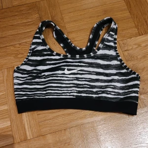Sport top Nike - Svartvit Nike sporttoop. 