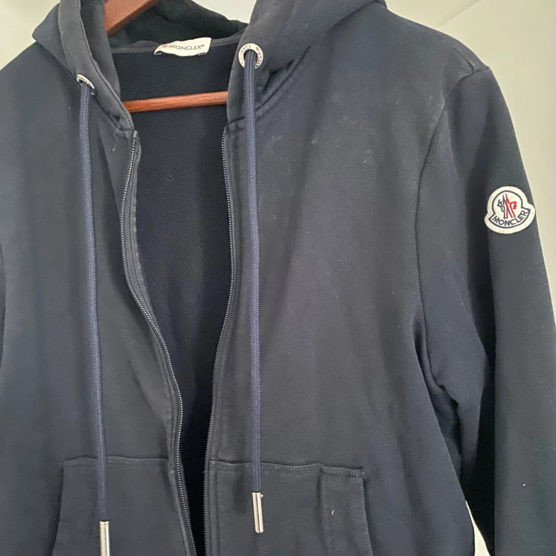 Svart hoodie från Moncler med huva - 3