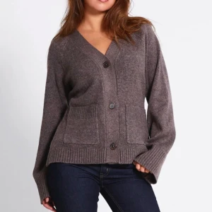 Brun kofta med knappar och fickor - Trendig brun kofta, helt ny med lappar kvar. Kan tänka mig byta mot samma i svart 