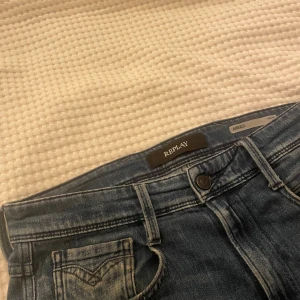 Blåa Replay Jeans - Snygga replay jeans. Bra skick och bra pris. Ordinarie pris 1800!