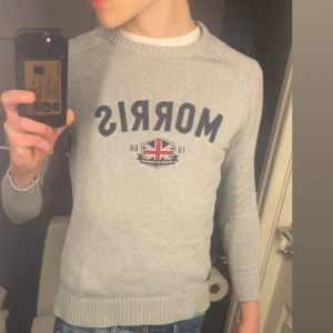 Grå morris - Säljer min gråa Morris tröja som är i storlek xs, men kan passa spinkiga personer med storlek small. Tröjan är princip i nyskick och har inga tydliga tecken på defekter. En perfekt tröja inför hösten🍁