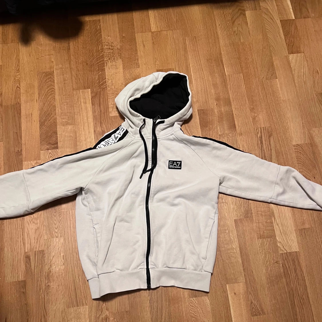 Vit hoodie från EA7 Emporio Armani - 3