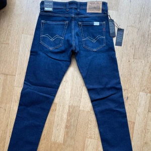 Replay Grover jeans mörkblå - Mörkblå Replay Grover jeans med straight fit och klassisk femficksdesign. Snygga kontrastsömmar och detaljerad bakficka med broderad vit linje. Jeansen har knappgylf och läderpatch bak i midjan. Perfekt för dig som gillar stilrena och tidlösa jeans. Nypris 1300‼️ tveka inte att höra av er vid frågor eller förslag‼️🙌 w29 l32