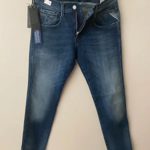 Replay Hyperflex Anbass jeans blå - Snygga Replay Hyperflex Anbass jeans i slim fit med cool tvättad blå färg och klassiska fem fickor. Stretchigt jeansmaterial som sitter skönt och följer kroppen. Stilsäkra detaljer och logopatch bak. Perfekt passform för dig som gillar slim fit jeans! Kostar 1700kr nya i butik‼️w29 l32