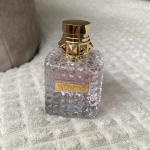 Valentino parfym - En valentino donna parfym 30ml. Har bara sprayats fåtal gånger, den är nästan helt full. Denna parfym har noter av bergamott, iris, bulgarisk ros, patchouli, vanilj, läder. En elegant feminim stilfull doft. Köpte för 880kr säljer för 600kr