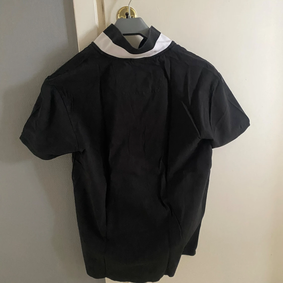 Svart BOSS t-shirt med vit krage - 1