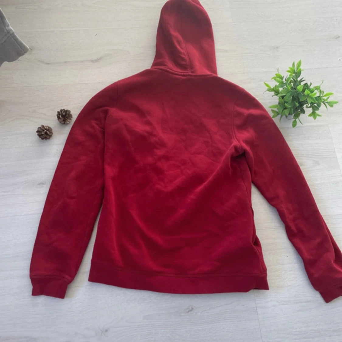 Röd hoodie från Sail Racing - 4