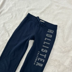 Hollister lågmidjade byxor  - Ett par byxor från Hollister i storlek XS. Rakt över midjemått: ca 33cm. Innebenslängd: ca 74cm. Jag fraktar inom 24h. Se liknande plagg i min profil! 