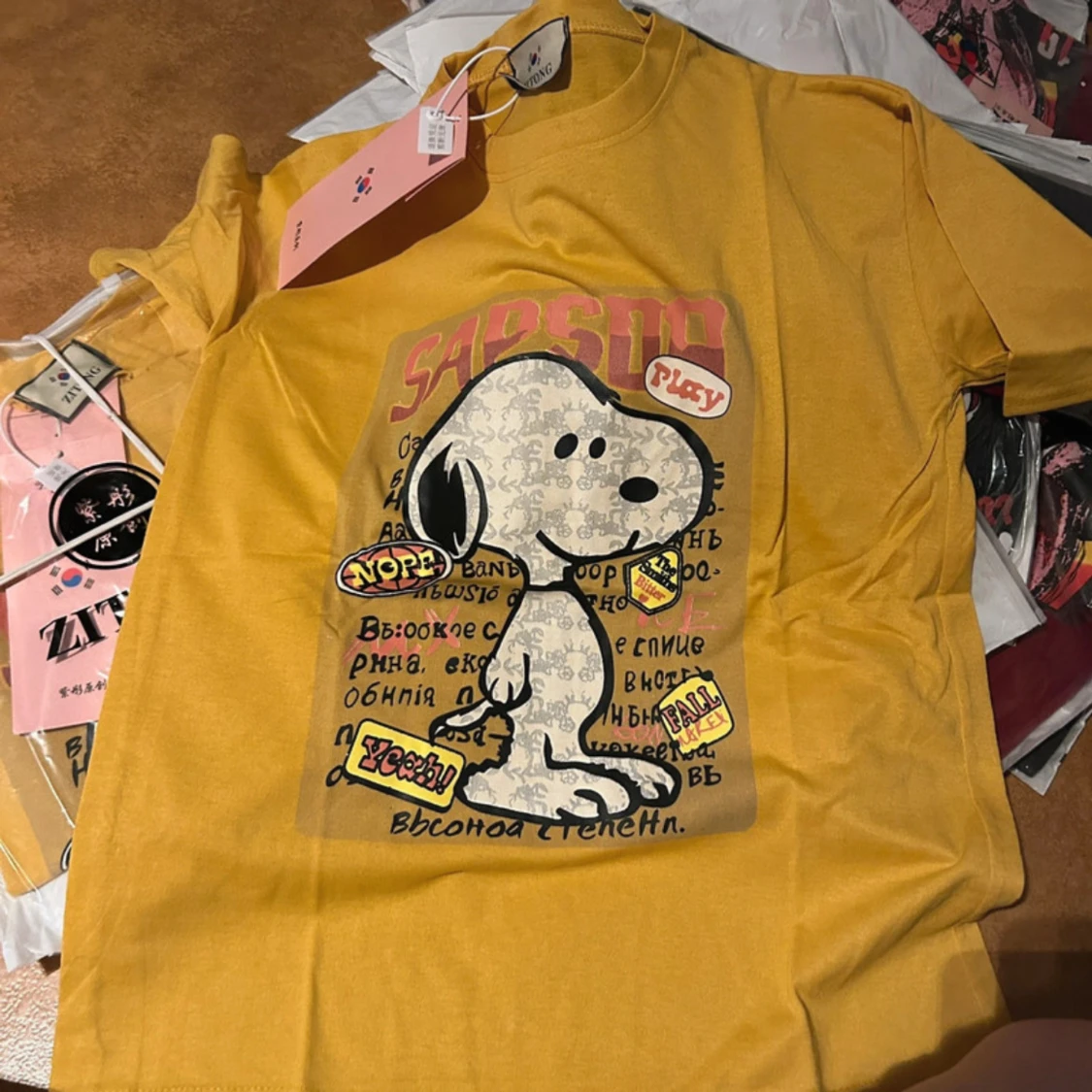 T-Shirt Med Olika Tryck På - 4