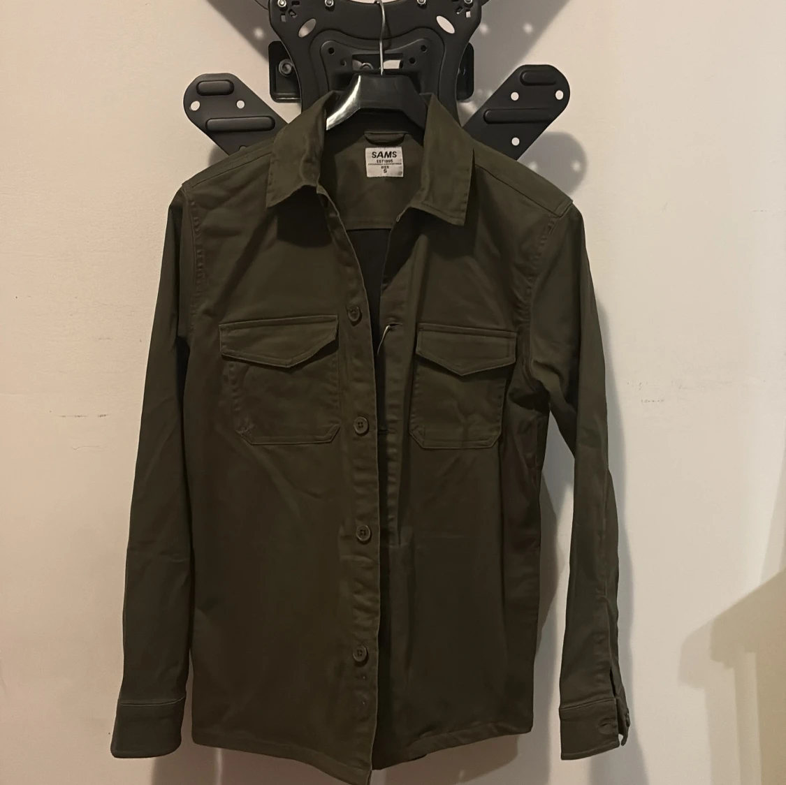 Olivgrön overshirt från SAMS