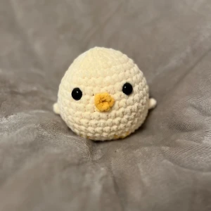 Söt kyckling med stor bakdel  - Kyckling som är ca 12 cm hög och 11 cm bred (är större i verkligen än den ser ut att vara på bilden)  🌸Kyckligen har Säkerhetsögon som inte rekommenderas för barn under 3 år! 