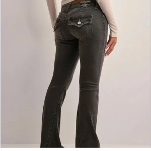 Svarta bootcut jeans från True Religion - Säljer dessa true religion jeans i storlek 28❤️