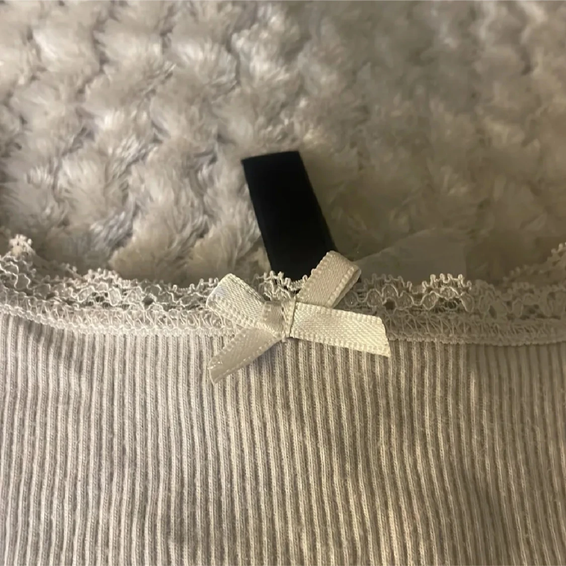 Vit ribbad linnetopp med spets - 3