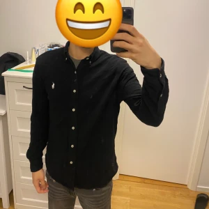 Polo Ralph lauren skjorta - Polo Ralph lauren skjorta i färgen svart Storlek M skick 9,5/10 hör av er för mer info /// 