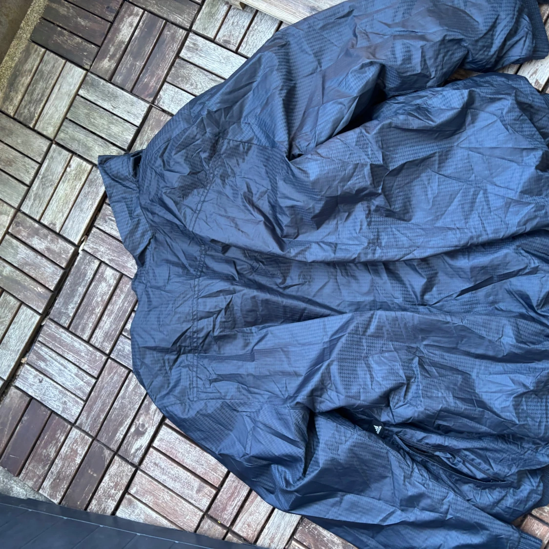 Adidas svart vindjacka med röda ränder - 1