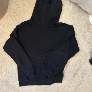 Svart hoodie från H&M - Svart hoodie från HM. Råkade köpa dubblett. 